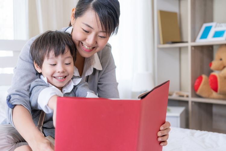 Cara membacakan buku cerita untuk anak, manfaat membaca buku untuk anak, membaca buku untuk anak, membaca buku anak lebih menyenangkan, manfaat membacakan anak buku, membacakan anak buku cerita, membacakan buku pada anak, cara membacakan buku cerita untuk anak, 4 Cara Membacakan Buku untuk Anak, Lebih Menarik dan Interaktif, 1. Ajak anak memahami cerita secara lebih luas, 2. Ajak anak berinteraksi dengan isi buku, 3. Gunakan teknik bermain peran (roleplay), 4. Bangun imajinasi anak dengan pertanyaan terbuka