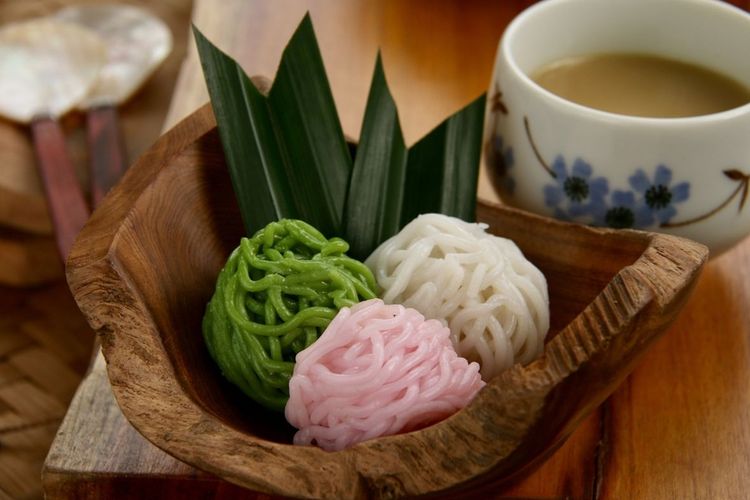 kue tradisional indonesia, kuliner khas indonesia, Hero Green, pink brave, kuliner khas Indonesia berwarna pink dan hijau, kue berwarna pink dan hijau, 8 Kuliner Khas Indonesia Berwarna Pink dan Hijau, Cocok untuk Mengisi Semangat dan Mendinginkan Suasana Hati, 1. Es Pisang Hijau, 2. Selendang Mayang, 3. Putu Mayang, 4. Getuk Lindri, 5. Kue Lapis, 6. Mendut, 7. Bikang, 8. Wajik