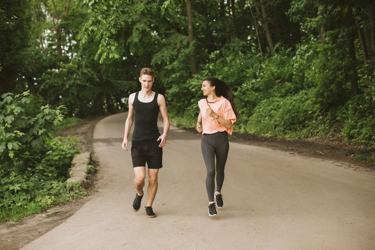 mudah jatuh cinta, 5 Tips Kencan untuk Orang yang Mudah Jatuh Cinta agar Tak Kecewa, 1. Jangan mengubah rutinitas hidup demi orang yang baru dikenal, 2. Jangan terlalu memikirkan hasil akhir hubungan, 3. Jangan memberi usaha lebih besar sepihak, 4. Hindari oversharing terlalu cepat, 5. Hindari membuat fantasi tentang masa depan terlalu cepat