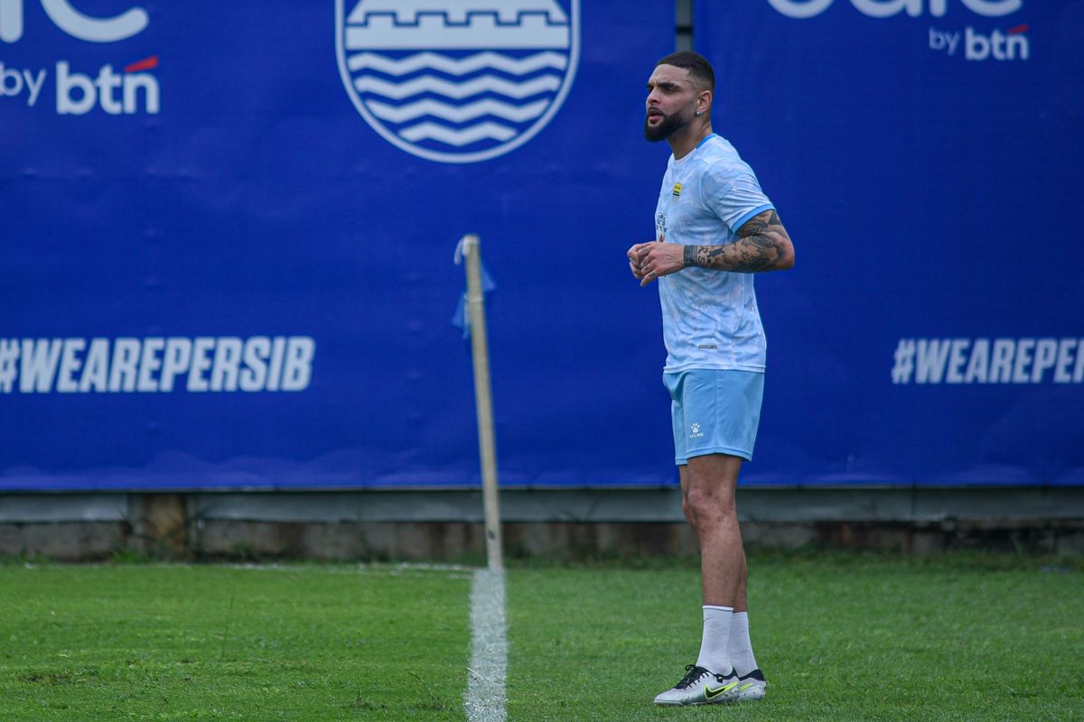 Persib, Persis Solo, Super League 2025-2026, Layvin Kurzawa, Persis vs Persib, Bojan Hodak, Layvin Kurzawa Mulai Berlatih, Bisakah Debut di Laga Persis Vs Persib?