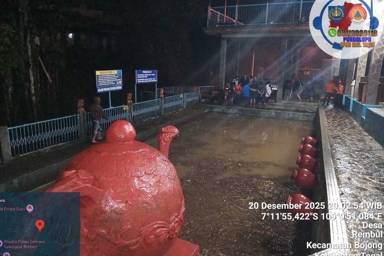 BERITA FOTO: Beda Sebelum dan Sesudah Kawasan Wisata Guci Tegal Diterjang Banjir Bandang, Bagaimana Kondisi Terkini Kawasan Pancuran 13 Guci?, Apa Penyebab Banjir Bandang di Kawasan Guci?, Seberapa Besar Dampak Kerusakan yang Ditimbulkan?, Bagaimana Proses Evakuasi dan Penanganan di Lokasi?, Apa yang Terlihat dari Rekaman Warga di Lapangan?