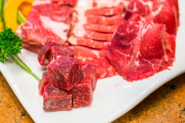 daging sapi beku, cara menyimpan daging, cara menyimpan daging sapi di kulkas, cara menyimpan bahan makanan di kulkas, trik menyimpan daging kurban di kulkas, Trik Simpan Daging Merah agar Awet 6 Bulan, Jangan Dicuci, 1. Simpan Daging Segar Tanpa Dicuci Terlebih Dahulu, 2. Pilih Daging yang Bersih dan Tidak Bercampur Darah, 3. Simpan Langsung ke Freezer untuk Daya Tahan Hingga 6 Bulan, 4. Cairkan Daging dengan Benar Sebelum Dimasak, 5. Potong Sesuai Kebutuhan Sebelum Disimpan