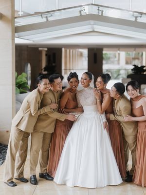 maria rahajeng, maria rahajeng menikah, maria rahajeng miss indonesia, miss indonesia 2014, style pernikahan maria rahajeng, 8 Style Pernikahan Maria Rahajeng Miss World Indonesia 2014, Elegan Nuansa Putih, 1. Gaun pernikahan, 2. Siluet berkerah tinggi, 3. Veil panjang menjuntai, 4. Bouquet mawar putih minimalis, 5. Perhiasan elegan dari Le Ciel Design, 6. Makeup, 7. Gaun resepsi, 8. Tuxedo klasik Matthias