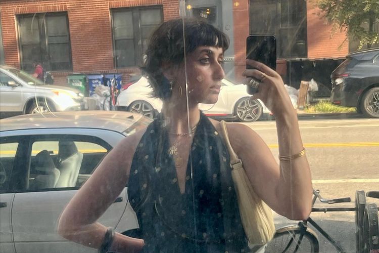Rama Duwaji, Zohran Mamdani, zohran mamdani wali kota new york, rama duwaji, zohran mamdani dan rama duwaji, gaya busana rama duwaji, style rama duwaji, wali kota new york terpilih, 8 Gaya Rama Duwaji Istri Zohran Mamdani, Minimalis dan Artsy, 1. Dress putih bertekstur dengan boots hitam, 2. Tank top hitam dan rok flare bermotif, 3. One shoulder crop top dengan belt, 4. Midi dress hitam dengan tas selempang krem, 5. Atasan putih tanpa lengan dan layered necklace, 6. Tank top hijau zaitun, 7. Tank top hitam dan celana hitam bertekstur, 8. Turtleneck hitam dan anting besar