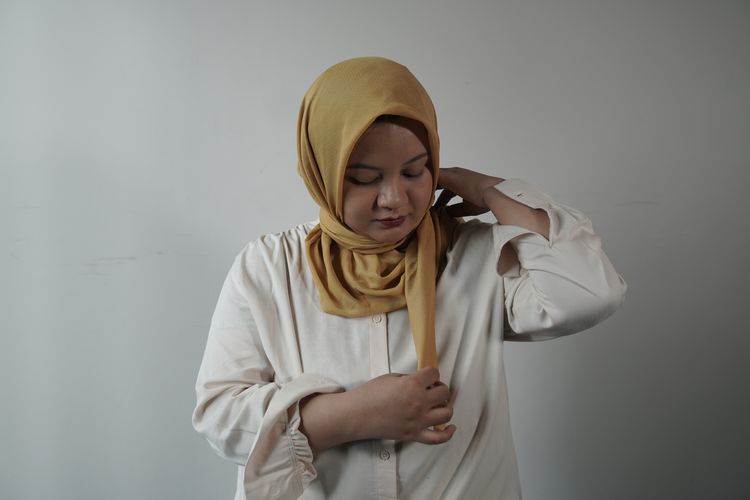 tutorial hijab segi empat, Idul Adha, Idul Adha 2025, Tutorial hijab segi empat, idul adha, idul adha 2025, tutorial hijab idul adha, tutorial hijab simpel, tutorial pakai hijab simple, tutorial hijab untuk wajah bulat dan tembem, tutorial hijab muka bulat, tutorial hijab wajah bulat, Cukup 1 Peniti, Ini Tutorial Hijab Segi Empat untuk Idul Adha 2025