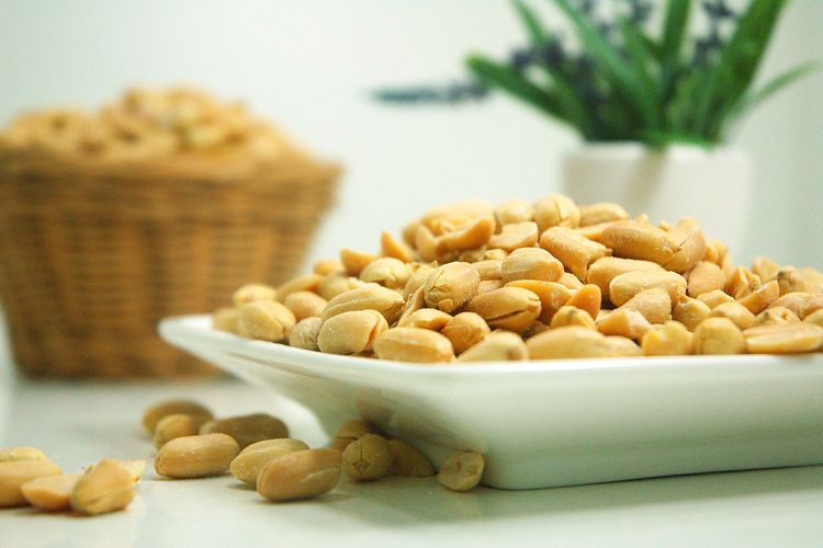 Kacang bawang, Agar Kacang Bawang Tidak Pahit, Tips agar Kacang Bawang Tidak Pahit untuk Camilan Lebaran 2025, 1. Goreng bawang terlebih dahulu, 2. Gunakan minyak yang sama, 3. Pastikan suhu minyak sesuai, 4. Tiriskan dengan baik