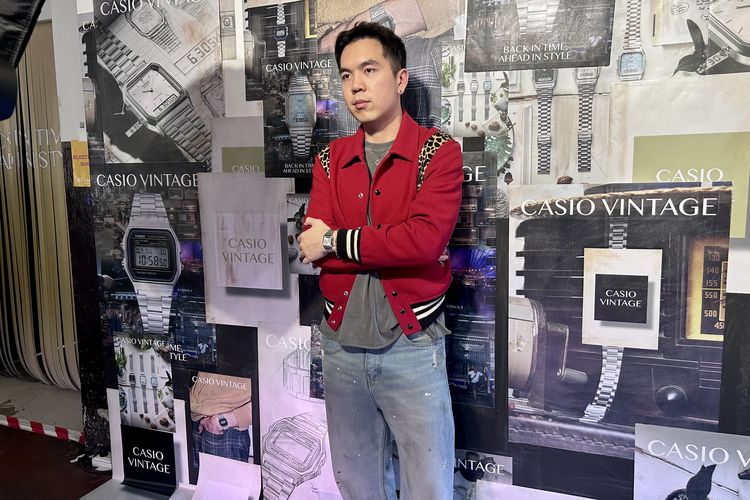 Casio, Casio Vintage, CASIO VINTAGE Back in Time Ahead in Style, kent hadi, fasion kent hadi, Intip Tampilan Retro Modern Kent Hadi di Acara Casio Vintage Bangkok, Loose jeans dan sneakers untuk tampilan kasual maskulin, Jaket Saint Laurent motif leopard jadi statement look, Casio AQ-230 dial gold jadi aksesori penyempurna tampilannya, Atmosfer acara CASIO VINTAGE di Bangkok