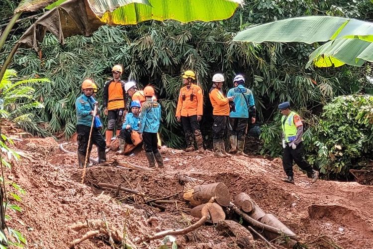 Desa Cibeunying, Cilacap, longsor cilacap, longsor di cilacap, longsor cilacap hari ini, longsor di cilacap hari ini, Cibeunying longsor, desa Cibeunying longsor, Detik-detik Daryana Selamat dari Longsor Cilacap, Istri dan Dua Anak Tewas Tertimbun