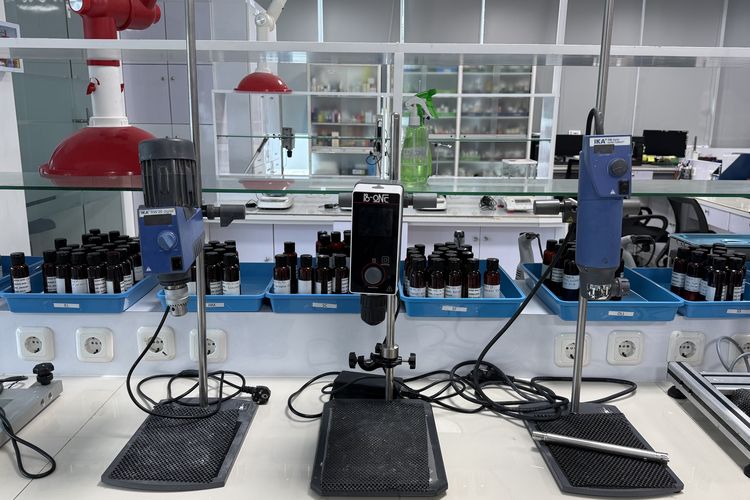 Nose Innovation Center, Nose Herbal Indo, skincare, Pengalaman Pertama Melihat Proses Tanaman Lokal Menjadi Produk Skincare, Kesan Pertama Masuk Laboratorium, Eksplorasi Tanaman Lokal dari Berbagai Daerah, Bahan Pencerah dari Hutan Kalimantan, Dari Laboratorium ke Produk Siap Pakai, Uji Stabilitas Sebelum Izin BPOM, Teknologi dan Inovasi di Balik Pengembangan Produk