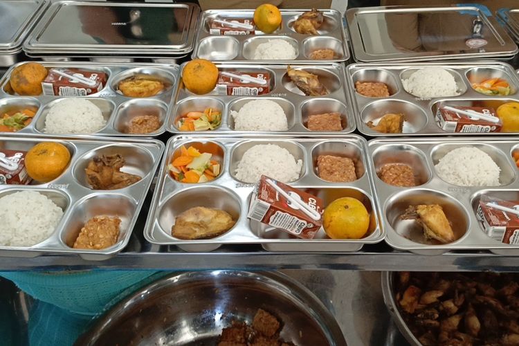 Program Makan Bergizi Gratis, Luhut Binsar Pandjaitan, APBN, dewan ekonomi nasional (DEN), Naik Hampir Dua Kali Lipat, Luhut Sebut Anggaran MBG 2026 Naik Jadi Rp 300 Triliun, Apa Tujuan dari Kenaikan Anggaran MBG?, Benarkah MBG Dapat Dongkrak Pertumbuhan Ekonomi?, Berapa Realisasi Program MBG Saat Ini?, Apakah Ada Perbedaan Data Anggaran MBG?