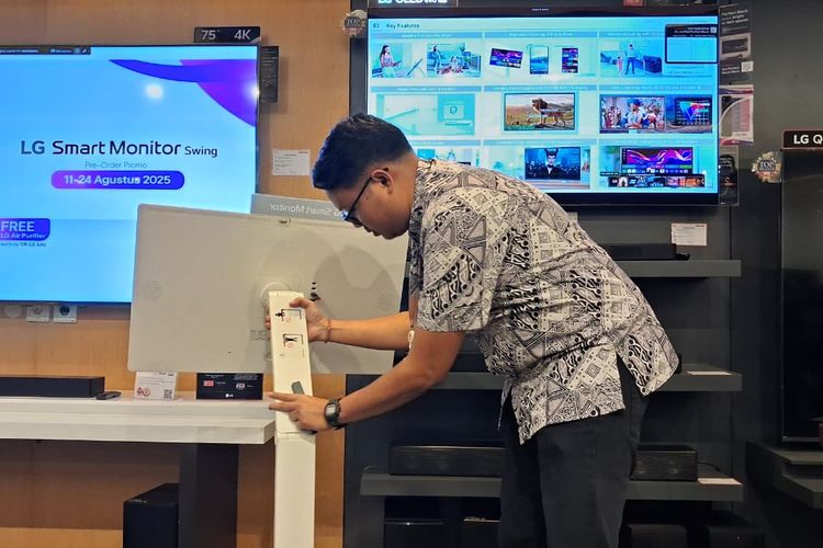 LG Smart Monitor Swing, fitur LG Smart Monitor Swing, 9 Fitur LG Smart Monitor Swing, Tak Cuma Layar Putar, 1. Desain fleksibel dan adjustable, 2. Layar Auto Pivot, 3. Mudah dipindah, tapi..., 4. Pemasangan praktis dengan "One Click Mount", 5. Layar IPS 4K 32 inci, touch screen, 6. Mendukung cakupan warna DCI-P3 95 persen, 7. Mendukung webOS, bisa rekomendasi tontonan , 8. Konektivitas ke WiFi, Bluetooth, dan perangkat lain, 9. Punya port USB Type-C dan HDMI