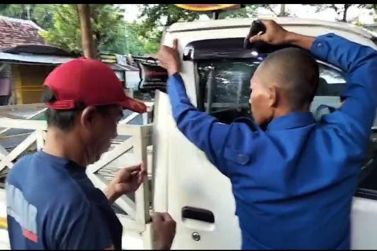 mobil, pengendara motor, motor, Sering Tabrak Pintu Mobil yang Dibuka, Pemotor Harus Lebih Antisipatif