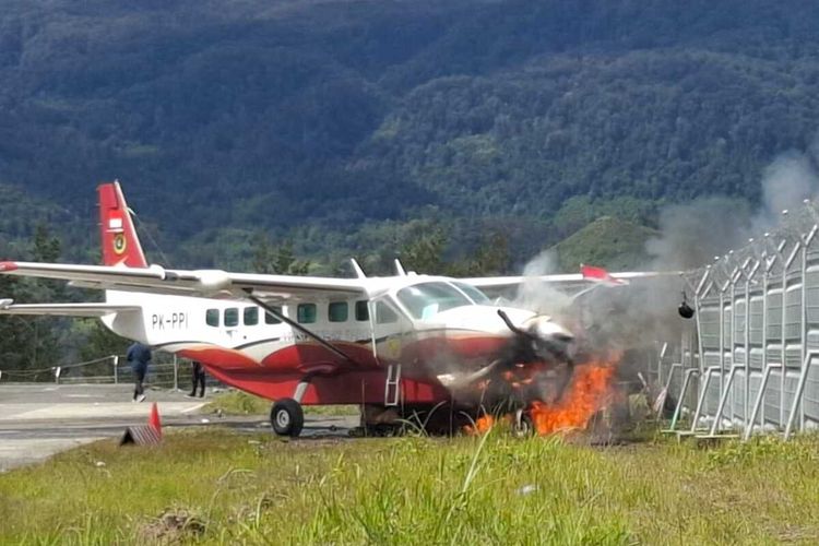 papua tengah, pesawat kecelakaan dan terbakar, kecelakaan pesawat di papua, kecelakaan pesawat di papua hari ini, kecelakaan pesawat di papua tengah, Dua Pesawat Alami Insiden di Papua Tengah, Satu Terbakar dan Satu Gagal Mendarat