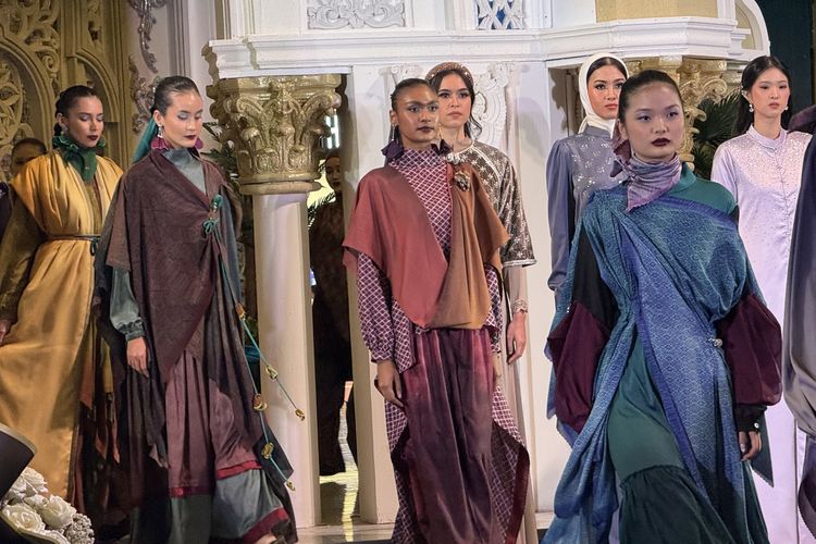 Deden Siswanto, zero waste, sustainable fashion, Kurangi Limbah Kain, Deden Siswanto Ubah Scarf Jadi Busana Tanpa Digunting