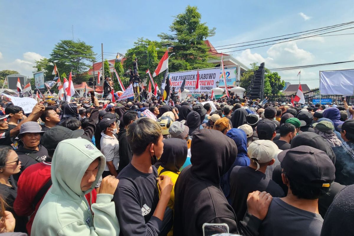 Feri Amsari, Pati, demo pati, Bupati Sudewo, demo pati hari ini, demo pati ricuh, sudewo temui warga, Bisakah Demo Pati Lengserkan Bupati Sudewo? Ini Penjelasan Ahli, Penjelasan ahli hukum tata negara, Apakah demo Pati bisa menjadi alasan pemberhentian?, Tantangan politik dalam proses pemberhentian, Latar belakang demo Pati 13 Agustus, Bupati Sudewo sudah batalkan kenaikan pajak