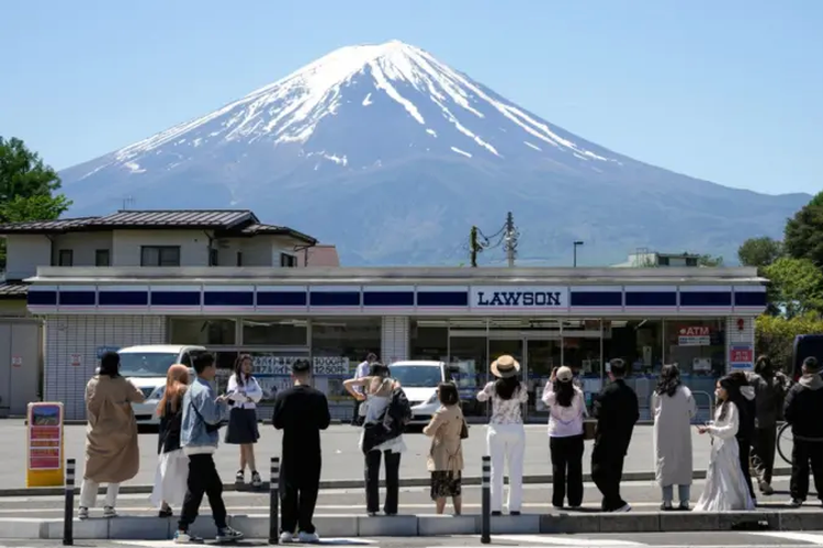Gunung Fuji, turis tersesat di gunung fuji, turis AS gagal turun gunung fuji, gunung fuji resmi dibuka juli 2025, aturan mendaki gunung fuji, Turis AS Hipotermia di Gunung Fuji, Cuma Pakai Sandal saat Mendaki