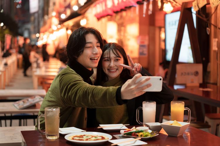 media sosial, tips relationship, hubungan sehat, Standar TikTok, hubungan sehat itu seperti apa, standar media sosial, Psikolog Imbau Hindari Bandingkan Hubungan dengan Standar Media Sosial, Fenomena standar Tiktok dan bahayanya untuk hubungan, Citra hubungan di media sosial tidak selalu nyata, Setiap hubungan punya nilai dan dinamika yang berbeda, Ekspektasi yang terbentuk bisa picu ketidakpuasan
