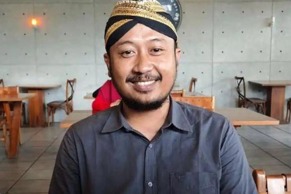 Keraton Solo, KGPH Hangabehi, PB XIV, Raja Keraton Solo, Keraton Surakarta, raja keraton Solo, Raja Keraton Surakarta, Pakubuwono XIV, kgph hangabehi jadi PB XIV, Profil KGPH Hangabehi, Profil KGPH Hangabehi yang Dinobatkan Jadi PB XIV oleh LDA Keraton Solo