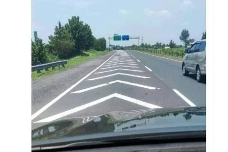 marka chevron, keselamatan lalu lintas, reducing marking, pengurangan kecepatan, Apa Itu Marka Chevron di Jalan Tol? Panduan Lengkap Untuk Pengemudi, Mengapa Marka Chevron Diperlukan di Jalan Tol?, Bagaimana Cara Kerja Marka Chevron?, Di Mana Saja Marka Chevron Diterapkan?, Apakah Efektivitas Marka Chevron Berkurang?