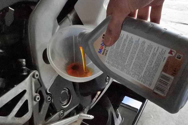 ganti oli, motor, motor jarang dipakai, kualitas, Kenapa Motor yang Jarang Dipakai Justru Harus Tetap Ganti Oli?