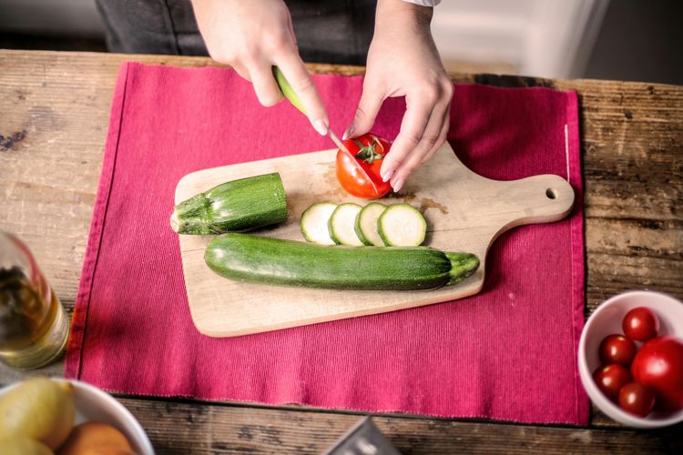 menyiapkan makanan, Kesalahan Menyiapkan Makanan, tips menyiapkan makanan, 6 Kesalahan Menyiapkan Makanan yang Bisa Bikin Sakit, 1. Mencairkan makanan beku di suhu ruangan, 2. Pakai talenan yang sama untuk daging mentah dan sayur, 3. Mencuci ayam mentah, 4. Menyimpan daging mentah di atas makanan lain dalam kulkas, 5. Mendinginkan nasi di suhu ruangan, 6. Mengandalkan warna untuk menilai kematangan daging
