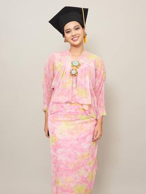 Shahnaz Haque, putri shahnaz haque, charlotte ramadhan, outfit wisuda, wisuda vintage, 6 Outfit Wisuda Putri Shahnaz Haque, Pakai Setelan Milik Sang Nenek, 1. Setelan pink warisan keluarga, 2. Motif floral, 3. Potongan klasik, 4. Aksesori, 5. Heels, 6. Makeup natural