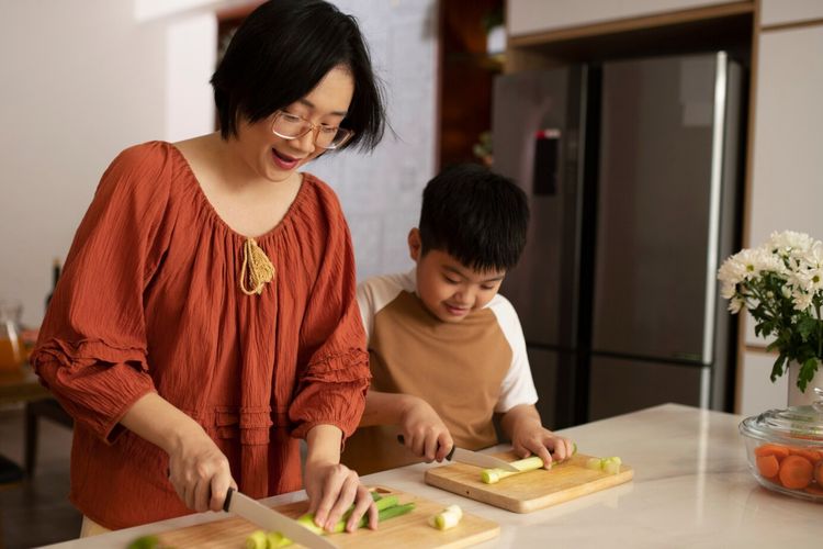 gejolak politik, mengajarkan empati pada anak, Cara Mengajarkan Empati pada Anak di Tengah Gejolak Politik Menurut Psikolog, Cara sederhana menumbuhkan empati di rumah, Tetap optimis di tengah situasi sosial-politik yang suram, Dampak jangka panjang anak tanpa empati, Mengajarkan sikap positif menghadapi konflik