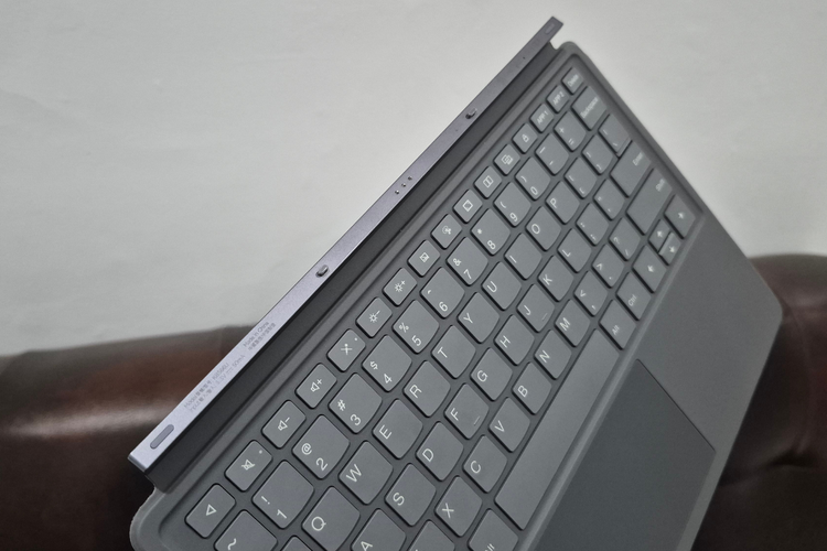 Moto Pad 60 Pro, Motorola, Menjajal Keyboard Pack Moto Pad 60 Pro: Bikin Tablet Serasa Laptop, Desain dan build quality, Tombol keyboard empuk, touchpad responsif, Fleksibel dan mudah dipasang, Makin produktif, tapi perangkat tambah berat