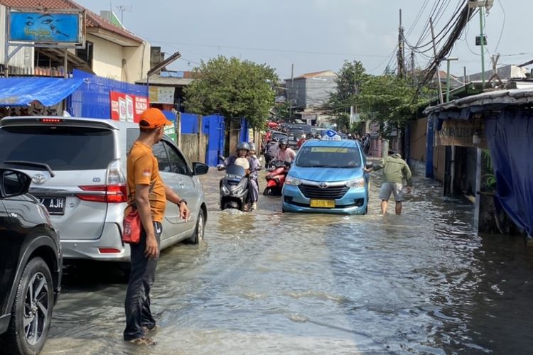 Motor listrik, motor listrik, banjir Jakarta, Jakarta kebanjiran, motor listrik lewati banjir, Cara Merawat Motor Listrik Setelah Terobos Banjir