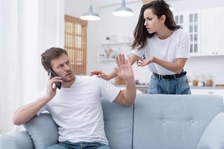 4 Tanda Pasangan Masih Menyimpan Rasa pada Mantan, 1. Terlalu sering membandingkan dengan mantan, 2. Reaksi emosional yang berlebihan terhadap kehidupan mantan, 3. Tetap menjalin kontak yang Intens atau terlalu personal, 4. Mengidealkan hubungan masa lalu
