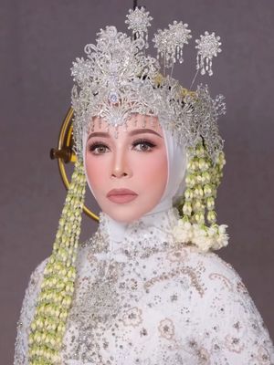 Melly Goeslaw, melly goeslaw adat sunda, melly goeslaw ulang tahun pernikahan, 7 Gaya Melly Goeslaw di Perayaan 30 Tahun Pernikahan, Kental Adat Sunda, 1. Kebaya putih penuh payet, 2. Siger megah berkilau, 3. Hijab rapi dengan sanggul tertutup, 4. Makeup flawless dengan fokus pada mata, 5. Ronce melati menjuntai panjang, 6. Kain batik klasik yang serasi, 7. Alas kaki anggun dan nyaman