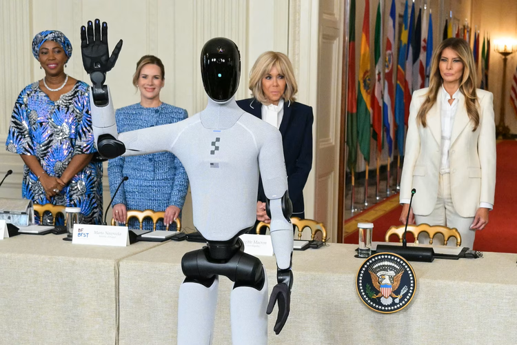 robot, humanoid, Donald Trump, pendidikan, robot humanoid, guru, Robot Figure 03, Melania Trump, Momen Tak Biasa di Gedung Putih, Melania Trump Jalan Bareng Robot