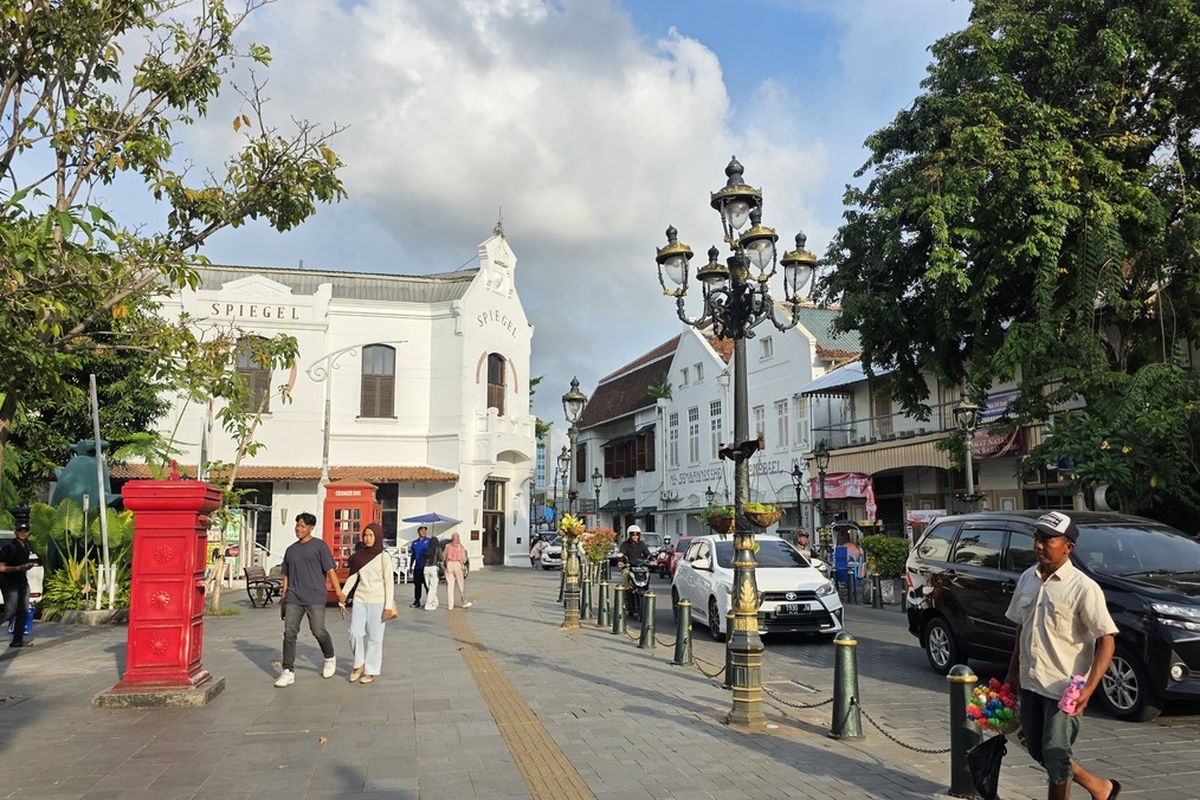 5 Wisata Semarang yang Populer dan Hemat untuk Liburan Keluarga, 1. Lawang Sewu, 2. Kota Lama Semarang, 3. Klenteng Sam Poo Kong, 4. Kampung Pelangi, 5. Pantai Marina