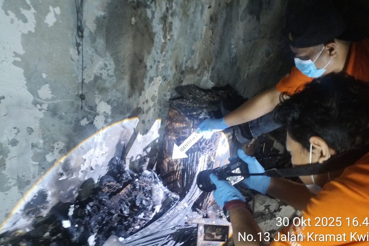 kerangka manusia, Kwitang, demonstran hilang, demonstran hilang Jakarta, kerangka manusia di kwitang, penemuan dua kerangka manusia, Gedung ACC terbakar, kerangka manusia hangus, orang hilang KontraS, kontras orang hilang demo, 5 Fakta Penemuan Dua Kerangka Manusia di Gedung ACC Kwitang, Jakarta Pusat, 1. Ditemukan Saat Pemeriksaan Struktur Bangunan, 2. Dua Jasad Hangus Tak Dikenali, 3. Diduga Terkait Dua Demonstran yang Hilang, 4. Pihak ACC Pastikan Gedung Sudah Kosong Sejak Kebakaran, 5. Pemeriksaan DNA dan Penyelidikan Masih Berlangsung