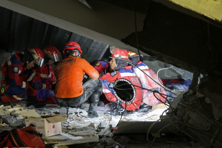 ponpes al khoziny sidoarjo, Ponpes Al Khoziny, data korban ponpes al khoziny, mushala ponpes al khoziny ambruk, korban ponpes al khoziny sidoarjo, update ponpes al khoziny sidoarjo, Saat Pakaian Jadi Kunci Mengungkap Identitas Korban Mushala Al Khoziny Sidoarjo, Proses identifikasi yang penuh tantangan, Perpaduan data antemortem dan postmortem, Pencocokan data korban , Pendampingan bagi keluarga korban