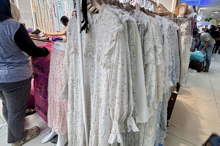 10 Rekomendasi Toko Busana Muslim Murah di Tanah Abang, 1. Pop Star Starla, 2. Mileea.id, 3. Amanah Collection, 4. Kintamani, 5. Eunique Boutique, 6. Lancar Fashion, 7. Su’Nie by Niche, 8. Zhifara Muslim Wear, 9. Attin Collection, 10. Sonia Moeslim