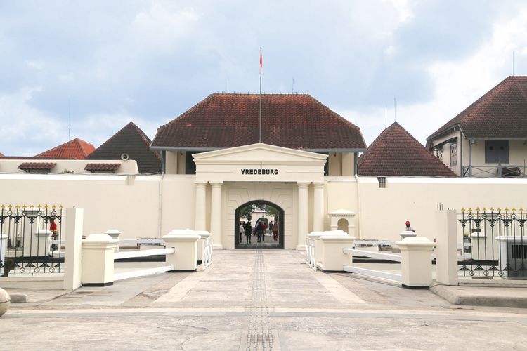 Stasiun Tugu, wisata gratis, wisata yogyakarta, tempat wisata dekat stasiun yogyakarta, 7 Tempat Wisata Dekat Stasiun Yogyakarta, Tiket Masuk Murah hingga Gratis, 1. Malioboro, 2. Beteng Vredeburg, 3. Museum Sonobudoyo, 4. Keraton Yogyakarta, 5. Diorama Arsip Jogja, 6. Alun-alun Kidul Yogyakarta, 7. Taman Pintar