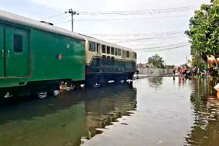 KA Ciremai, KA Harina, Pekalongan, Banjir Tutup Jalur Pantura, 145 Penumpang KA Ciremai Dialihkan ke Harina