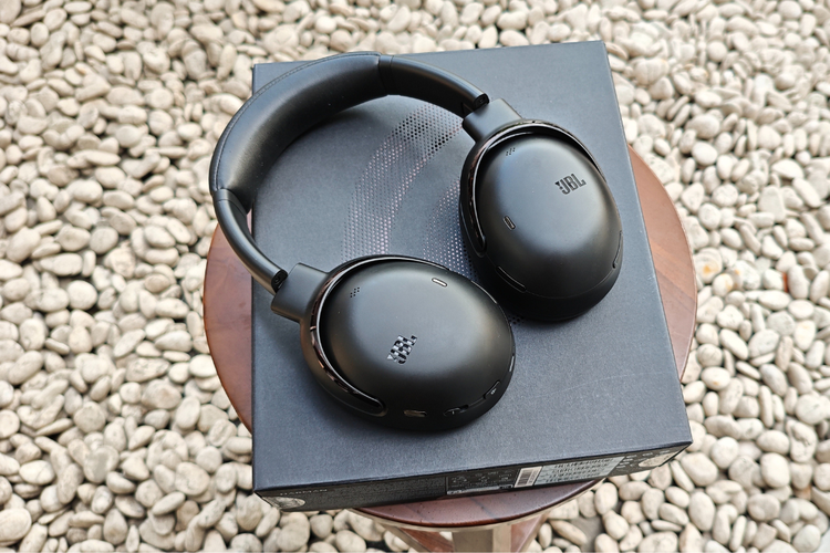 headphone, hands on, JBL Tour One M3 Smart Tx, fitur JBL Tour One M3 Smart Tx, spesifikasi JBL Tour One M3 Smart Tx, Hands-on JBL Tour One M3 Smart Tx: Ringan, Suara, Kotak kemasan simpel, isian lengkap, Headphone ringan, bantalan empuk, Konektivitas, Kontrol musik layar sentuh, ANC efektif redam bising, Audio "nendang" dan bisa diatur, Kesimpulan