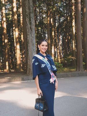 Miss Indonesia 2025, melliza xaviera putri, melliza xaviera putri yulian biodata, outfit melliza xaviera, puteri indonesia lingkungan 2025, Outfit Melliza Xaviera Saat Karantina di Jepang, Pakai Tas Peta Indonesia, Atasan Batik Megamendung modern, Bawahan membentuk siluet ramping, Tas peta Indonesia sebagai statement piece, Aksesori dan riasan