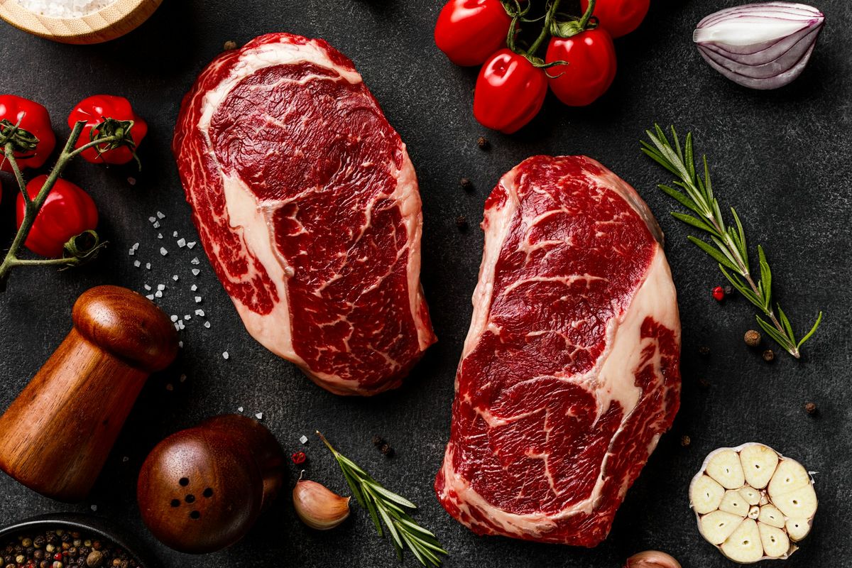 daging sapi, daging kurban, 5 Ide Kreatif Memanfaatkan Daging Kurban agar Tidak Membosankan, 1. Sulap Jadi Isian Sandwich atau Wrap yang Praktis, 2. Topping Pizza atau Isian Calzone ala Kafe, 3. Campuran Nasi Goreng, Mi, atau Bihun yang Gurih, 4. Bikin Kari atau Stew Instan yang Menghangatkan, 5. Isian Camilan Gurih (Kroket, Pastel, atau Lumpia)
