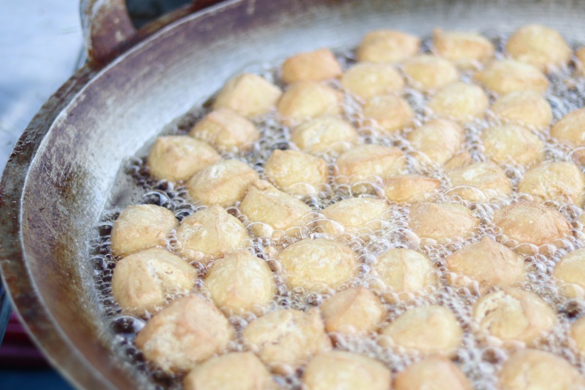 tahu goreng, resep tahu bulat kopong, cara membuat tahu bulat, tahu bulat renyah, camilan tahu sederhana, Cara Membuat Tahu Bulat Mengembang Kopong, Pakai 1 Bahan Ini, Rahasia Bikin Tahu Bulat Kopong dan Mengembang, Cara Membuat Tahu Bulat Kopong dan Mengembang, Tips Tambahan agar Tahu Bulat Lebih Sempurna, Manfaat Baking Powder dalam Adonan Tahu Bulat