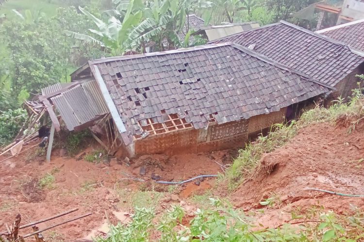 BPBD Cianjur, Longsor Terjang 4 Desa di Cianjur Dipicu Hujan Deras, Akses Antar-Kecamatan Terputus, Apa dampak longsor terhadap permukiman warga?, Di mana saja titik longsor terjadi?, Bagaimana upaya pembukaan akses jalan dilakukan?, Apa penyebab utama longsor di Campakamulya?