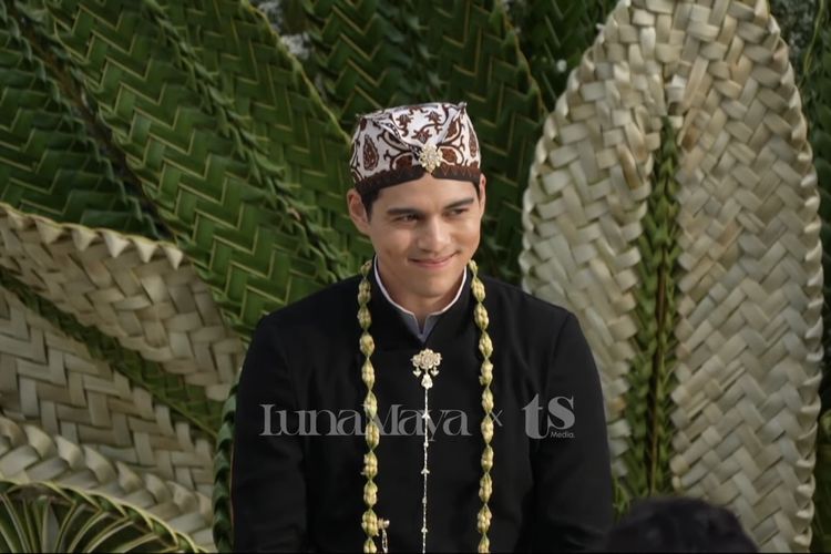 Luna Maya, Maxime Boutier, pernikahan luna maya dan maxime, pernikahan luna maya dan maxime bouttier, luna maya menikah dengan maxime bouttier, pernikahan luna maya maxime bouttier, luna maya resmi menikah, busana pernikahan maxime bouttier, Resmi Menikahi Luna Maya, Maxime Bouttier Tampil Gagah dengan Beskap Hitam 