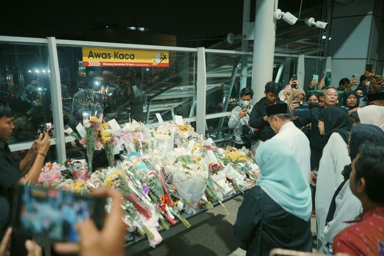 Stasiun Bekasi Timur, Duka di Stasiun Bekasi Timur, 16 Korban Kecelakan Kereta Dikenang dengan Bunga