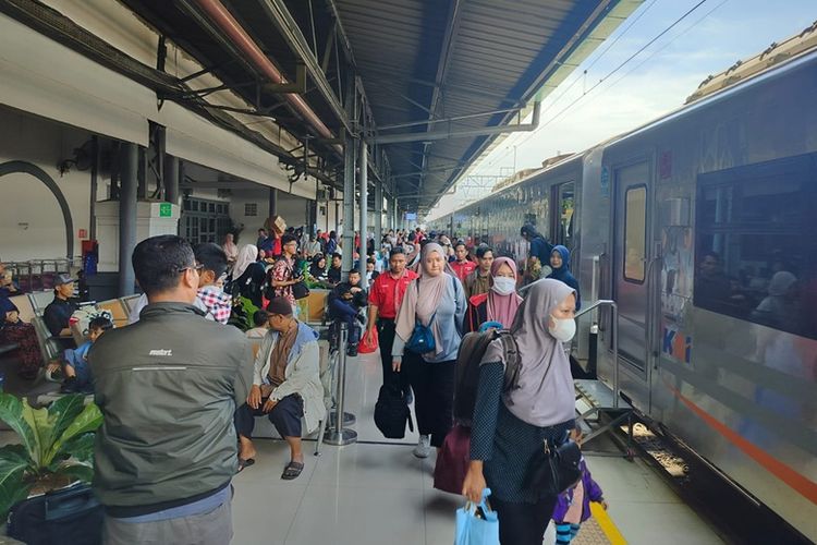 Kereta Api Indonesia, diskon tiket kereta api, Promo Ekstra Silaturahmi, promo diskon tiket kereta api, diskon tiket kereta api lebaran 2025, promo ekstra silaturahmi, Diskon Tiket Kereta Api Hingga 25 Persen Mulai 7-11 April 2025, Catat Rutenya