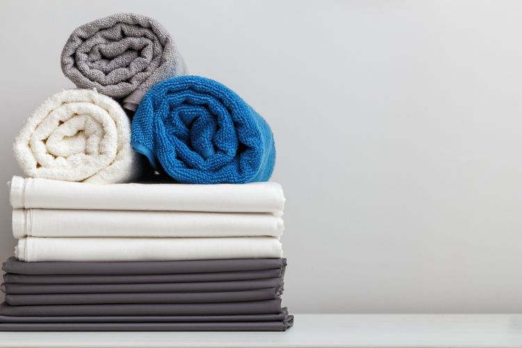 Biar Tidur Nyenyak di Pesawat, Jangan Lupa Bawa Perlengkapan Ini, 1. Penutup mata, 2. Bantal leher , 3. Pakaian longgar dan hangat, 4. Earphone atau headphone