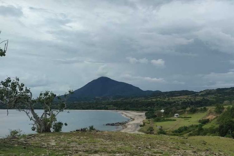 wisata flores, Wisata NTT, hidden gem NTT, wisata flores selatan, hidden gem flores, wisata pantai selatan flores, pantai selatan flores, Wisata Pantai Selatan Flores, Hidden Gem di NTT dengan Sabana dan Sunset