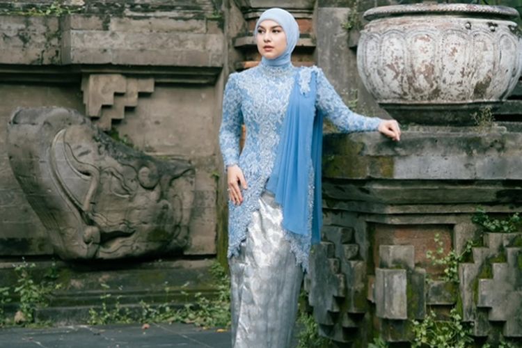 Irish Bella, 5 Style Irish Bella saat Hadiri Wisuda Anak Sambung, Anggun dengan Kebaya Biru, 1. Tampil anggun dengan kebaya brokat biru pastel, 2. Memadukan hijab polos senada, 3. Makeup flawless dengan nuansa natural, 4. Kebaya modern dengan sentuhan kain satin, 5. Tampil serasi bersama keluarga