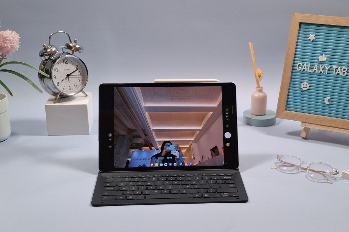 Samsung, Galaxy Tab S10 FE, tablet Samsung, Galaxy Tab S10 FE Plus, tablet samsung, fitur AI, hands-on samsung, Mencoba Samsung Galaxy Tab S10 FE Series, Tablet Menengah dengan Keyboard dan Stylus, Dilengkapi Stylus Pen dan AI Keyboard, Fitur AI Solve Math dan Handwriting Help, Pakai chipset Exynos 1580, Harga Galaxy Tab S10 FE dan S10 FE Plus di Indonesia